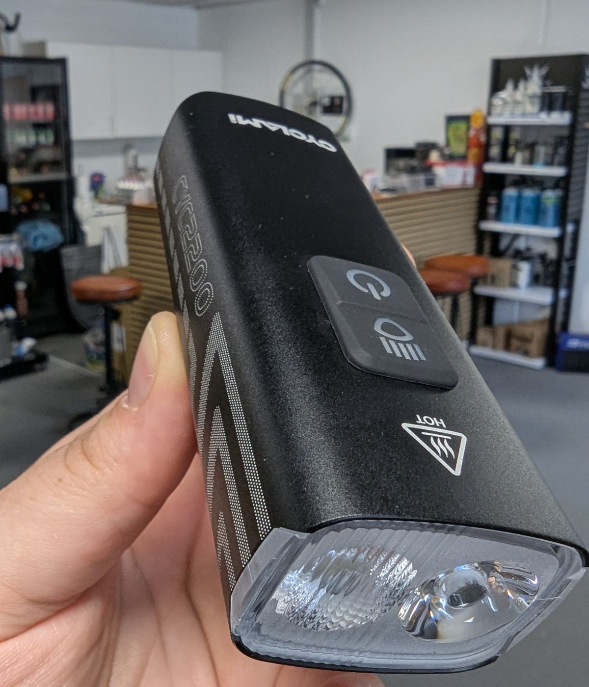 Kraftig cykellygte - 2200 lumens - Genopladeligt batteri - Smart montering på/under styret