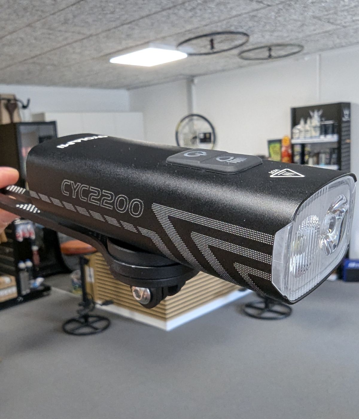 Kraftfull cykellampa - 2000 lumen - Laddningsbart batteri - Smart montering på/under styret