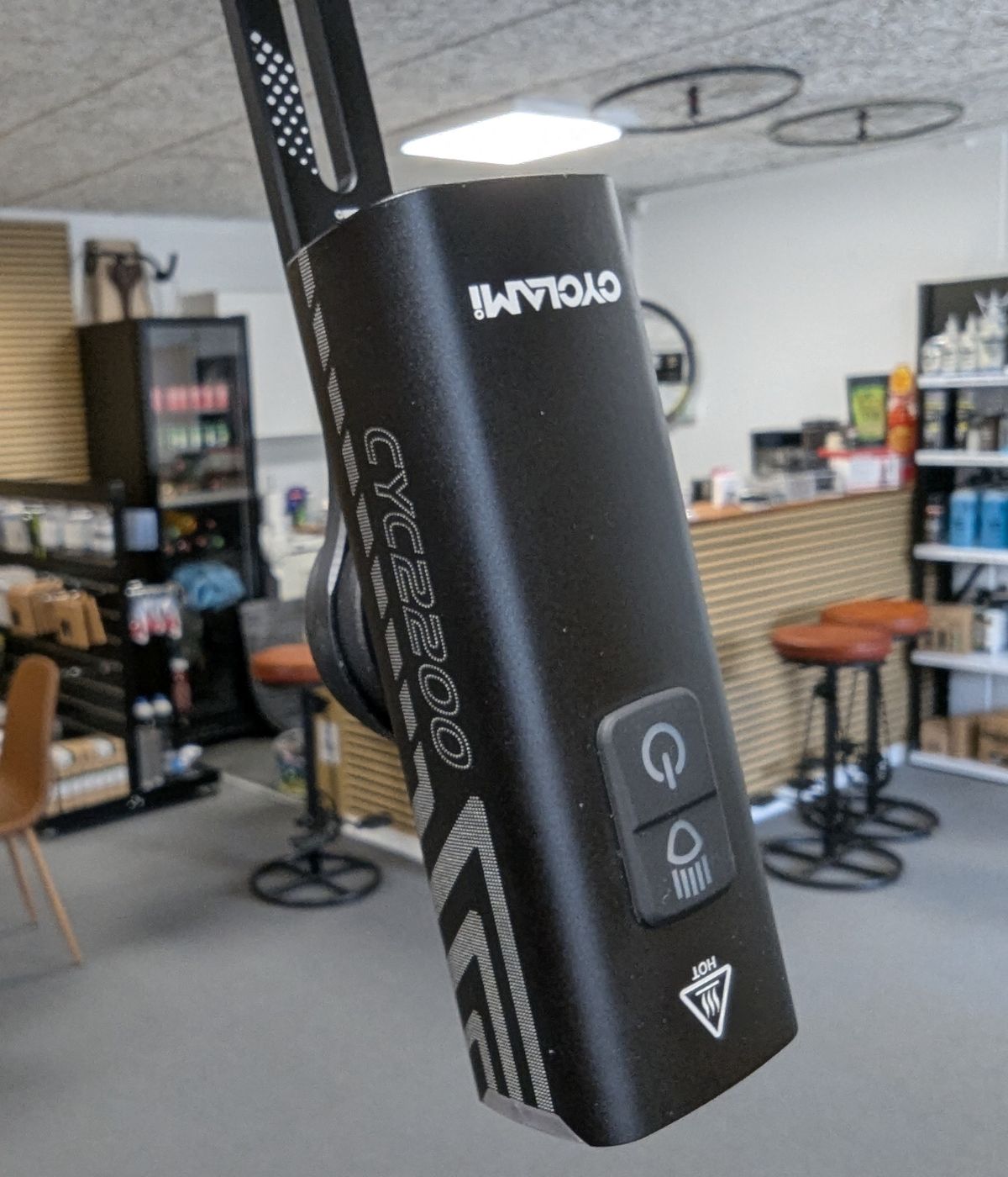 Kraftig cykellygte - 2200 lumens - Genopladeligt batteri - Smart montering på/under styret