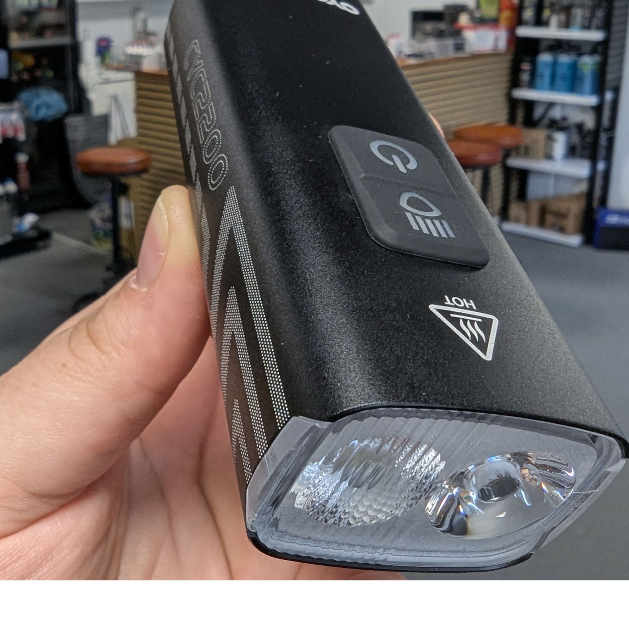Kraftfull cykellampa - 2000 lumen - Laddningsbart batteri - Smart montering på/under styret