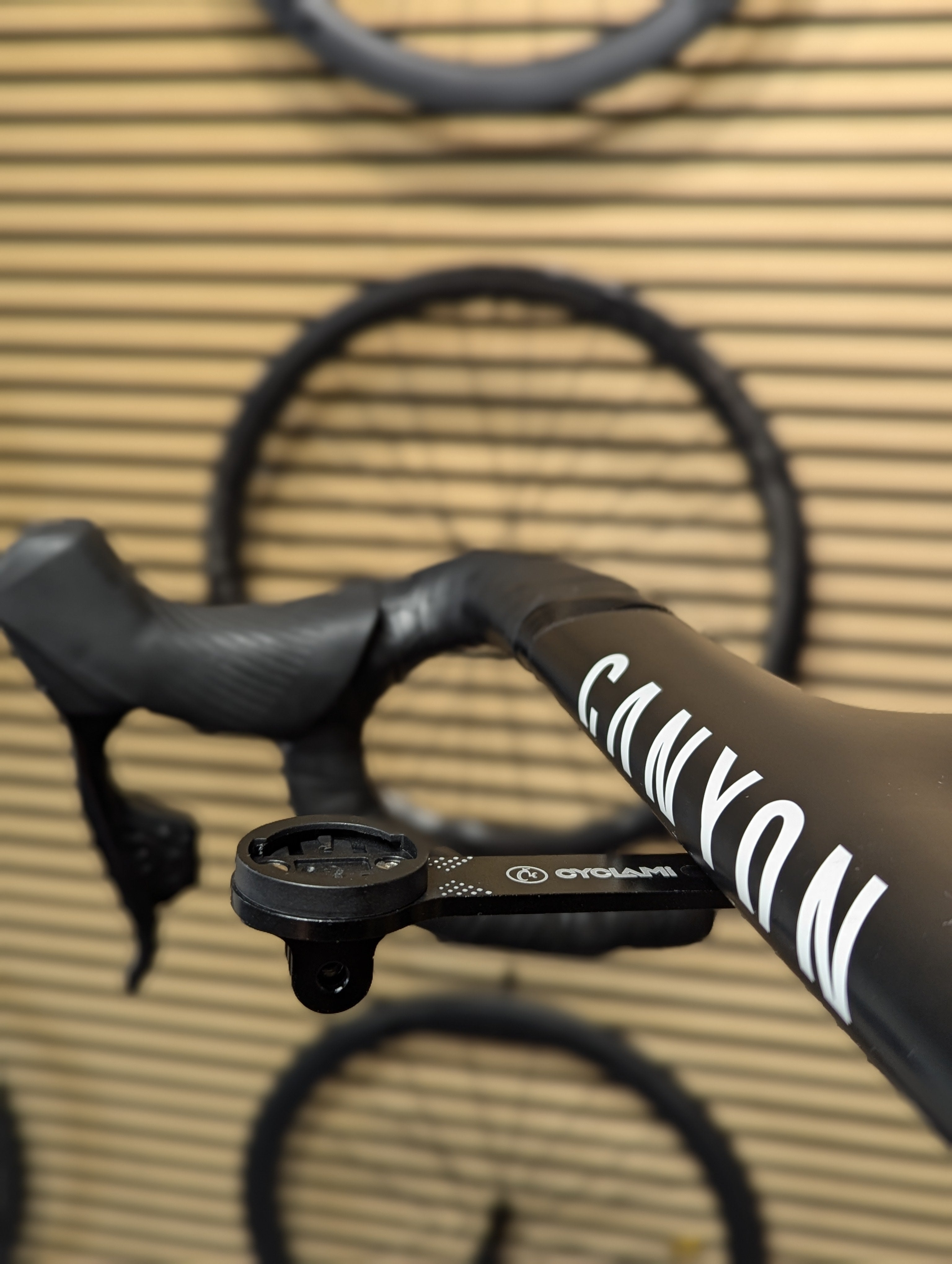 *TILBUD* Kraftig lygte på 2200Lumens + Out-Front til Garmin - Vælg mellem 2 slags Outfronts til Garmin