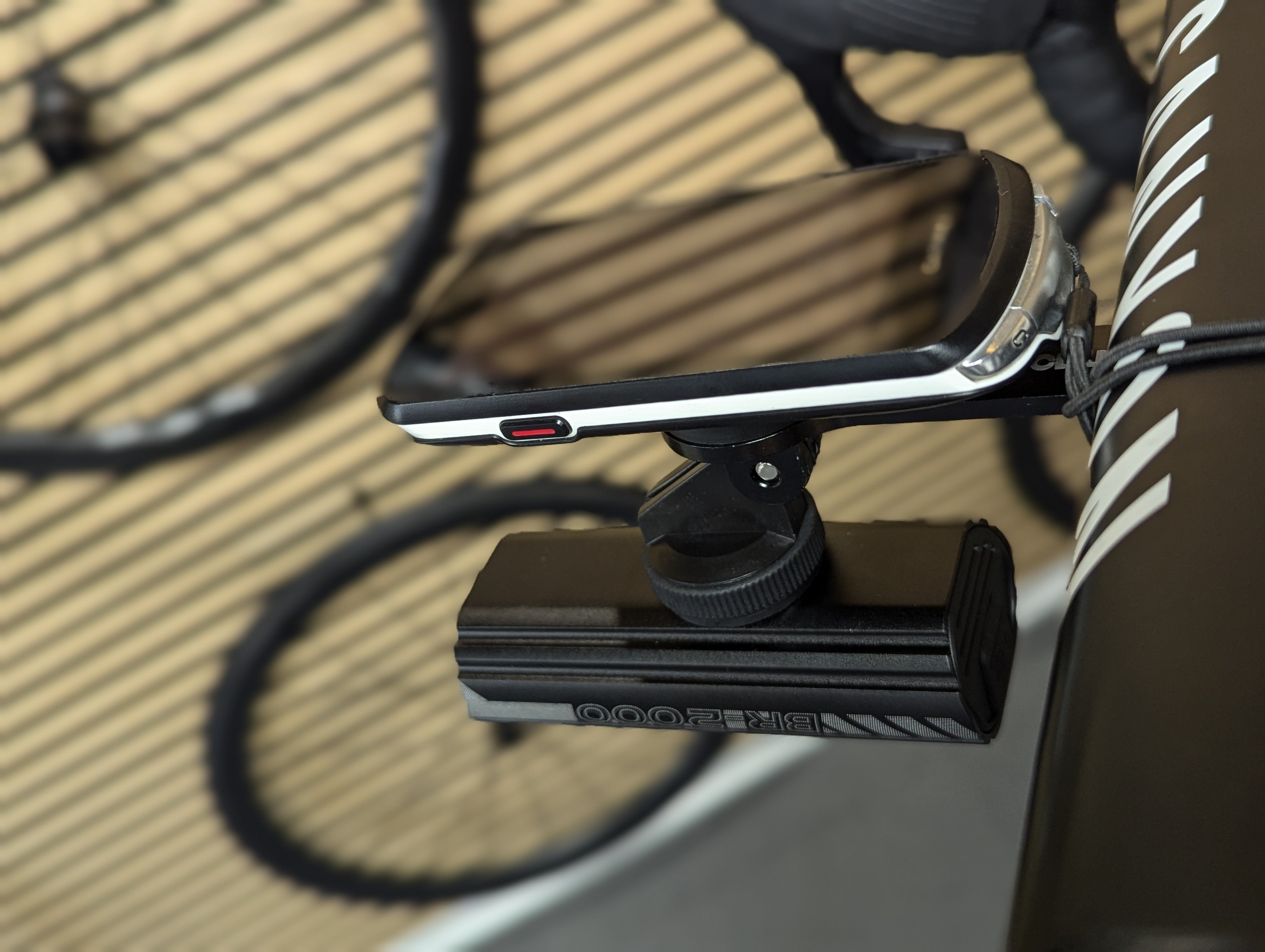 Kraftig cykellygte - 2200 lumens - Genopladeligt batteri - Smart montering på/under styret